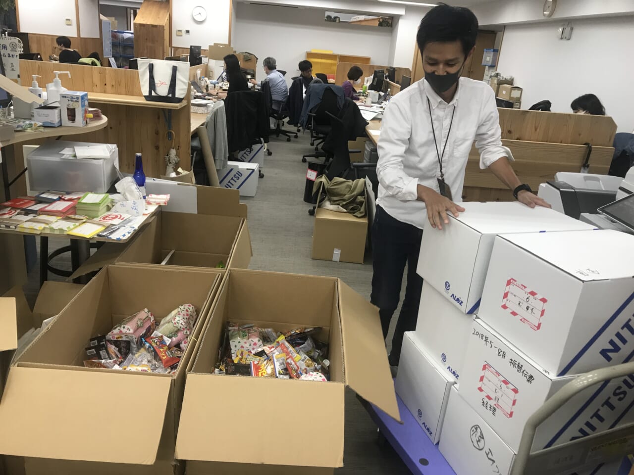 ▲おかしテーブル前には、なぜか駄菓子がいっぱい。