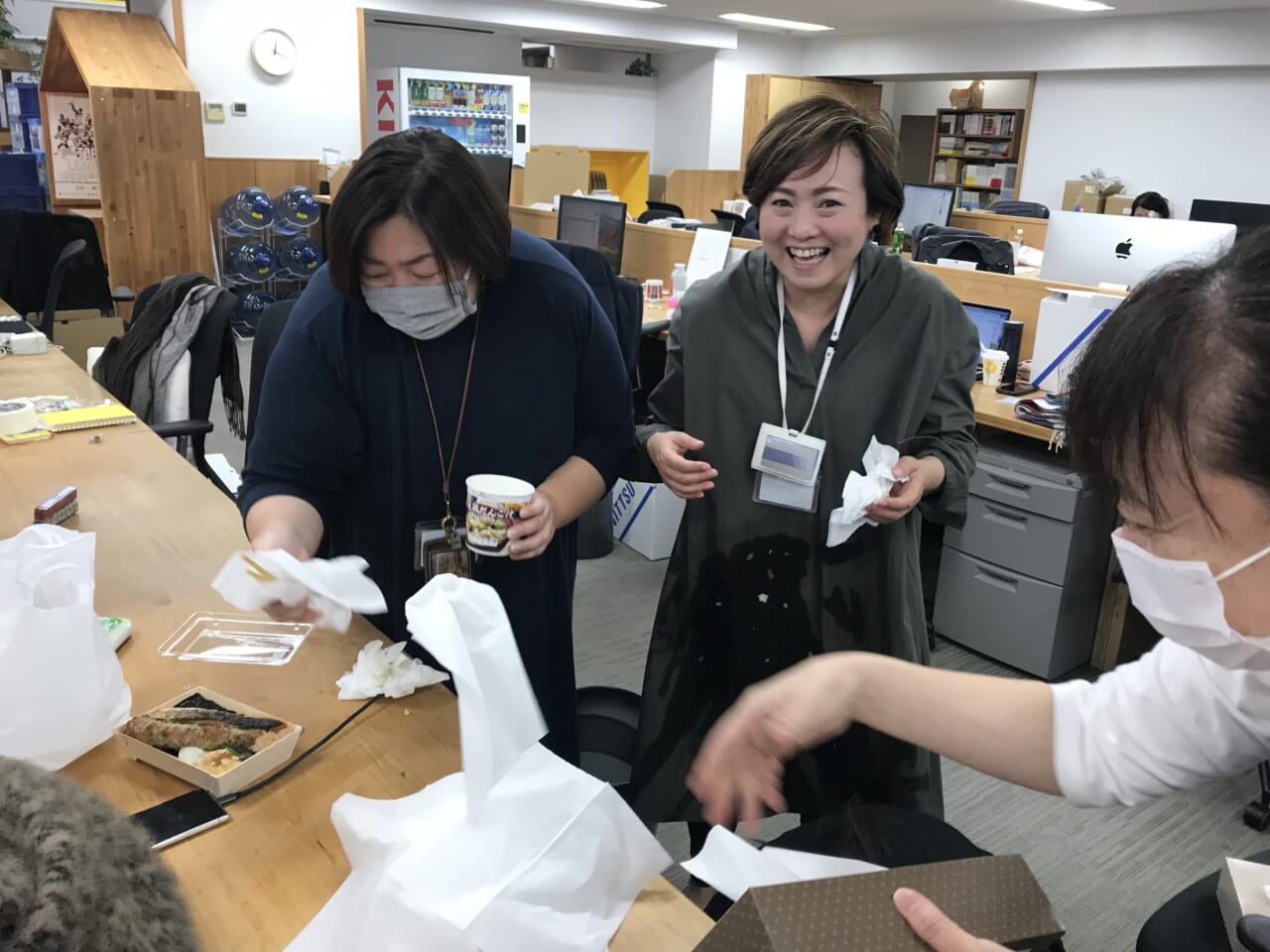 ▲熱湯を注いだおみそ汁をこぼすクラモチさん。