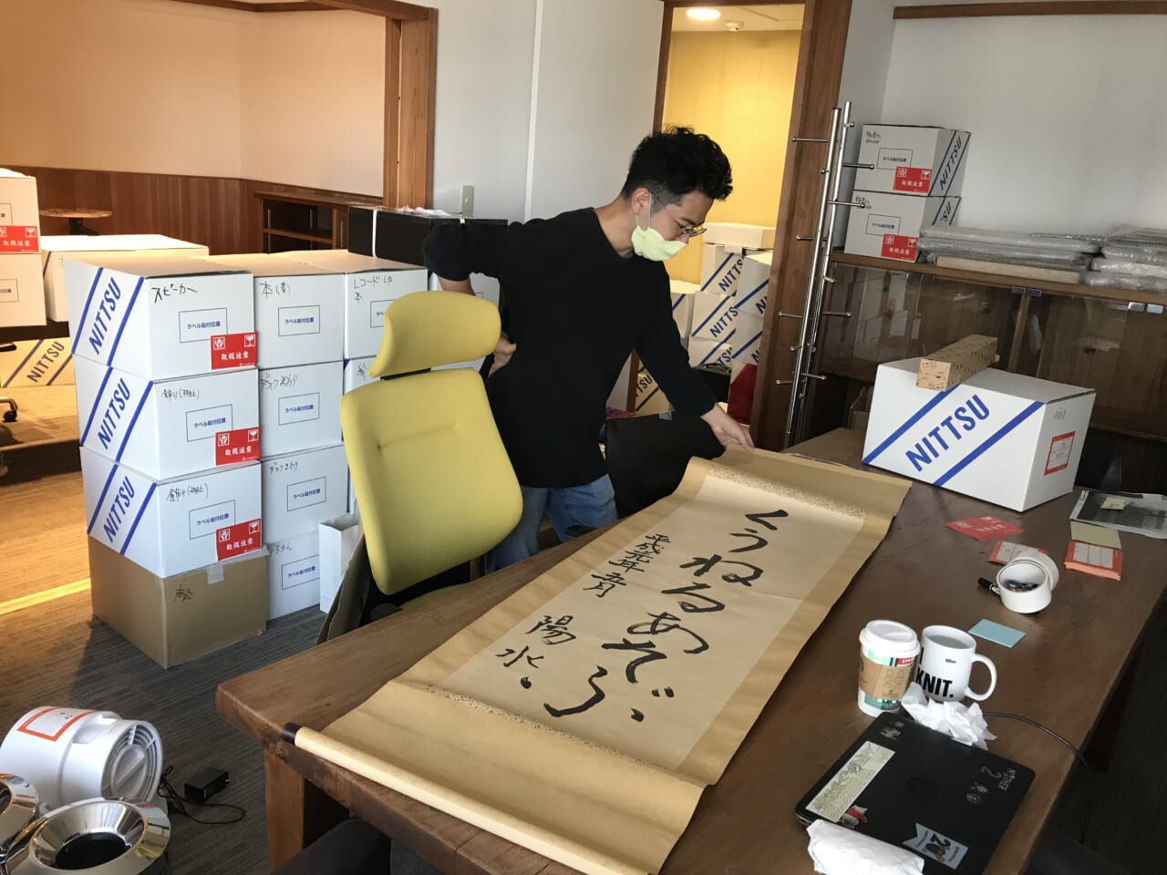 ▲社長の部屋からお宝の掛け軸が出てきたり‥‥。