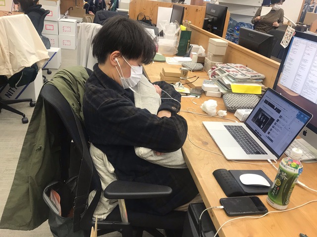 ▲と、思ったら余裕で居眠りしている人や、