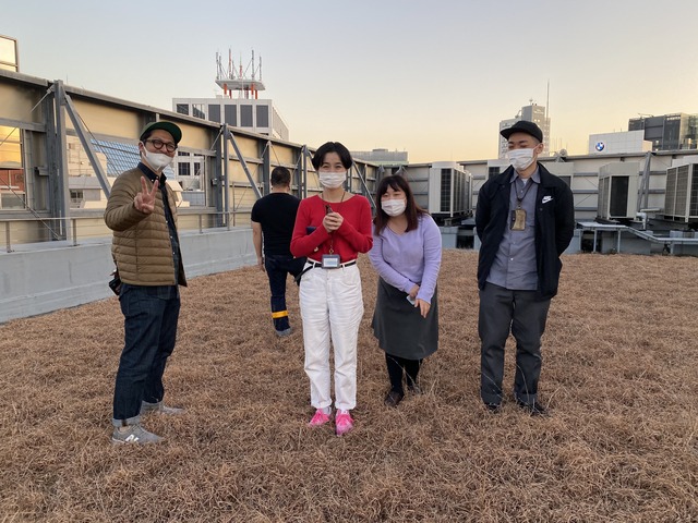 ▲思い出の屋上に夕日を見に行く人、