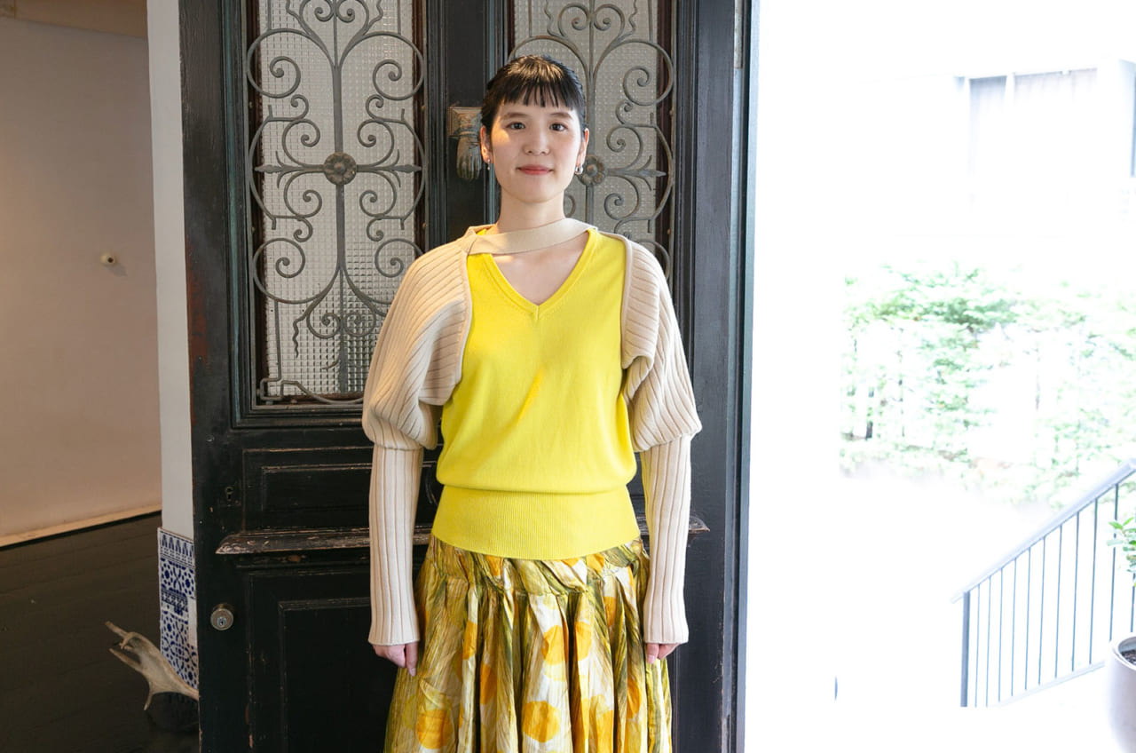 身長：160cm
着用アイテム：Classic Cashmere Vintage Fit（Sunbeam Yellow）