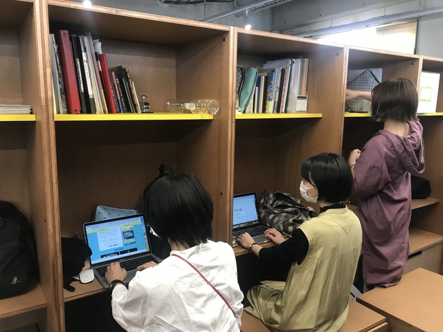 ▲このロッカー、なんと机としても使えるんです！