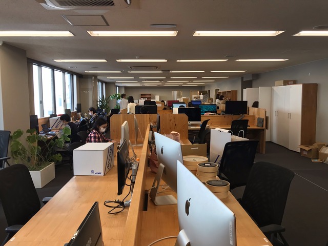 ▲執務スペースは使い慣れた机が並びます。やっぱりこの机がおちつきますね。