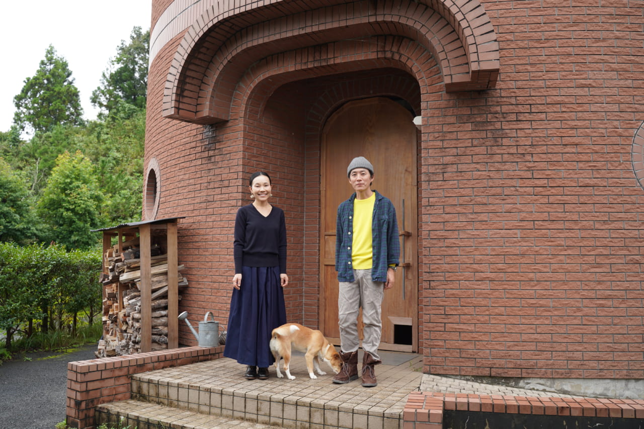 左）山本祐布子さん　身長：158cm
着用アイテム：Classic Cashmere Vintage Fit（Midnight Navy）
右）江口宏志さん　身長：170cm
着用アイテム：Classic Cashmere Modern Fit（Sunbeam Yellow）