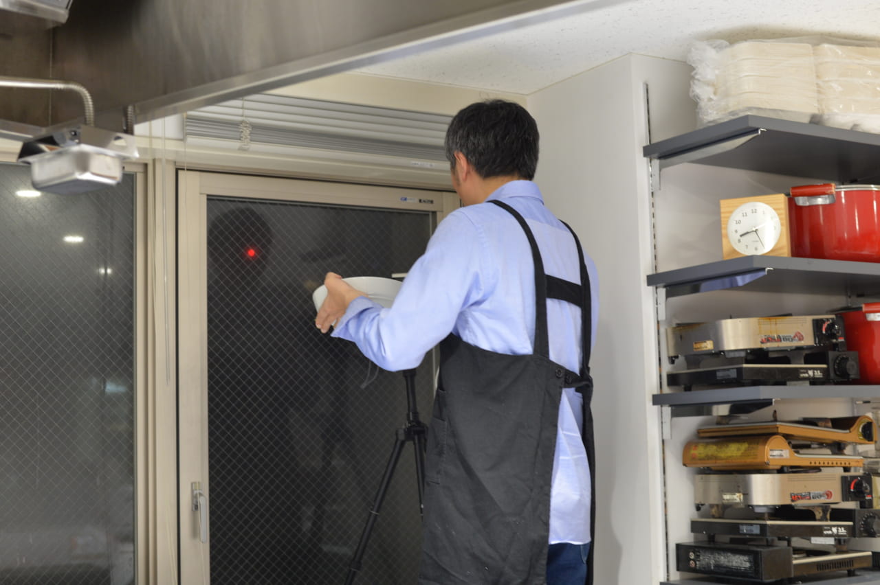 ▲「いいよ！」（写真は３月に、自分の料理をカメラに向けて自慢した永田さんです）