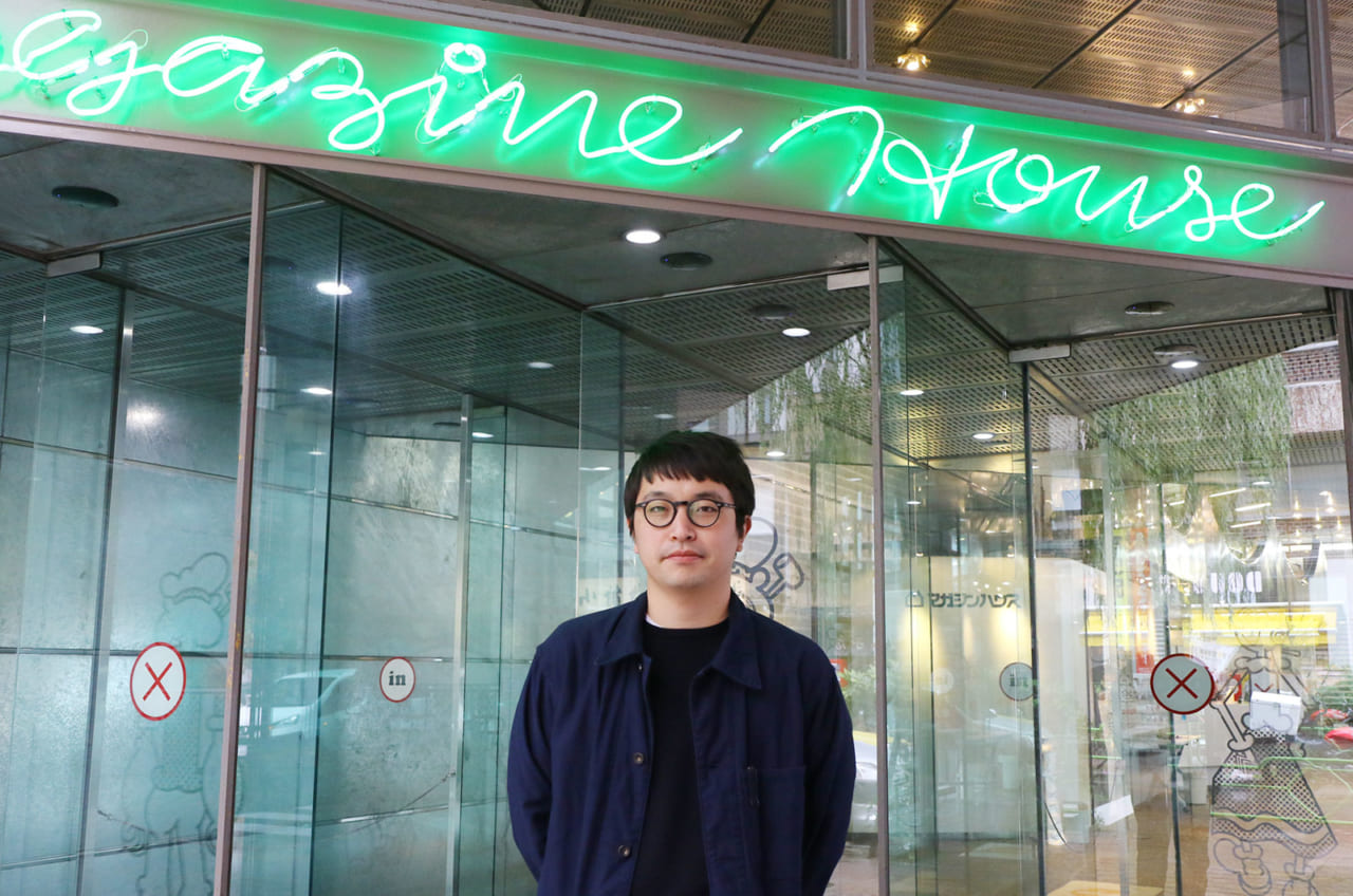 身長：175cm
着用アイテム：Classic Cashmere Modern Fit（Midnight Navy）