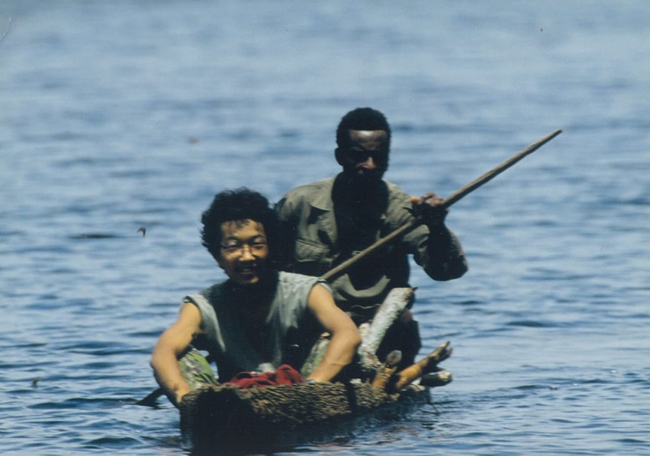 ムベンベが住むと言われるテレ湖では丸木舟で移動、怪獣探索や狩りを行った。