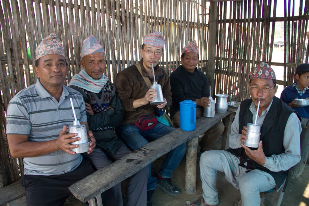 どこへ行ってもスッと溶け込む性質。これはネパールの市場で地元の酒を飲んでいるところ。「どれがぼくだか一瞬わからないでしょう？」