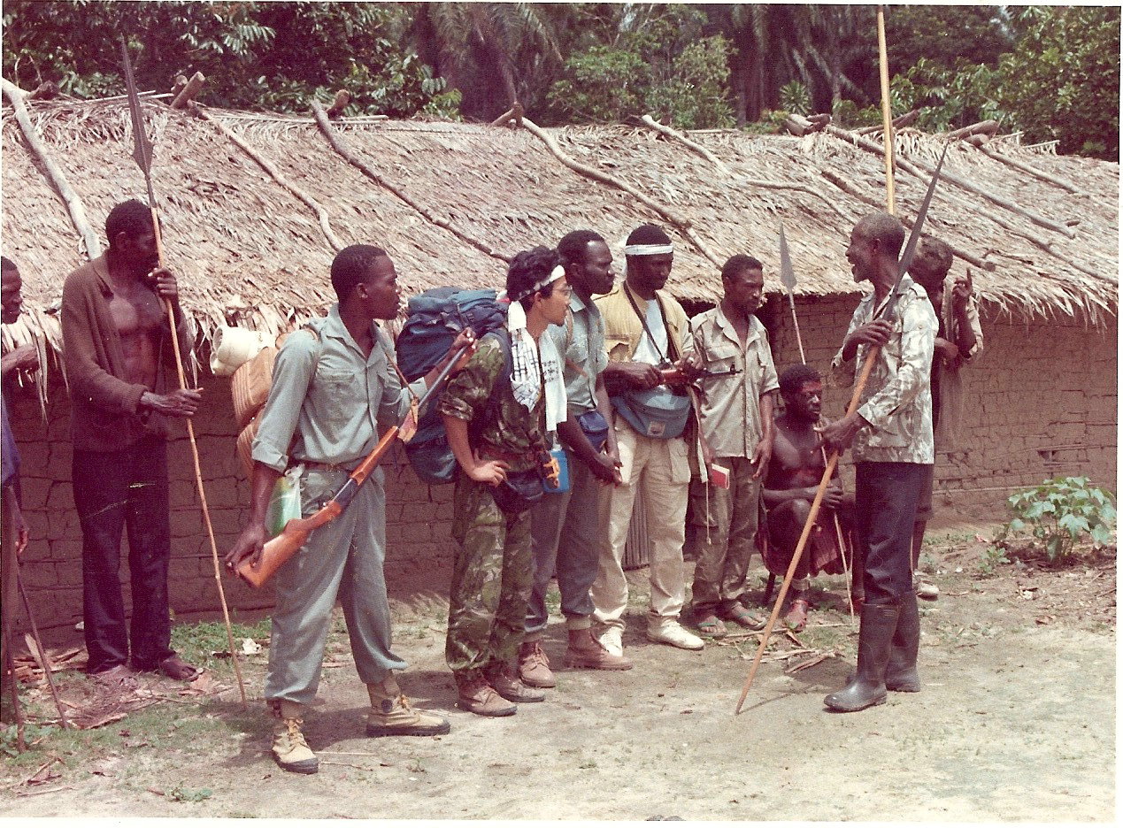 いざ、怪獣の棲む湖へ！　出発の儀式のようす。