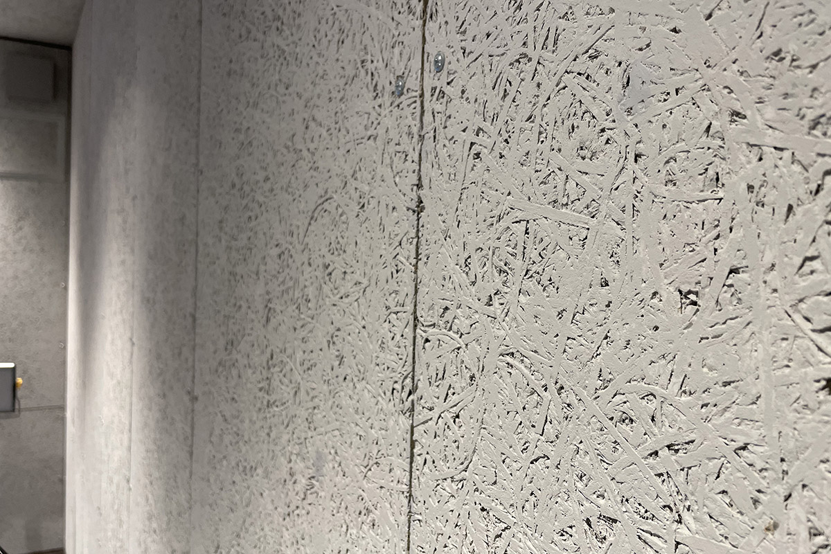 ▲壁と天井の素材は、こういう不思議なテクスチャー。吸音材になっているようです。
