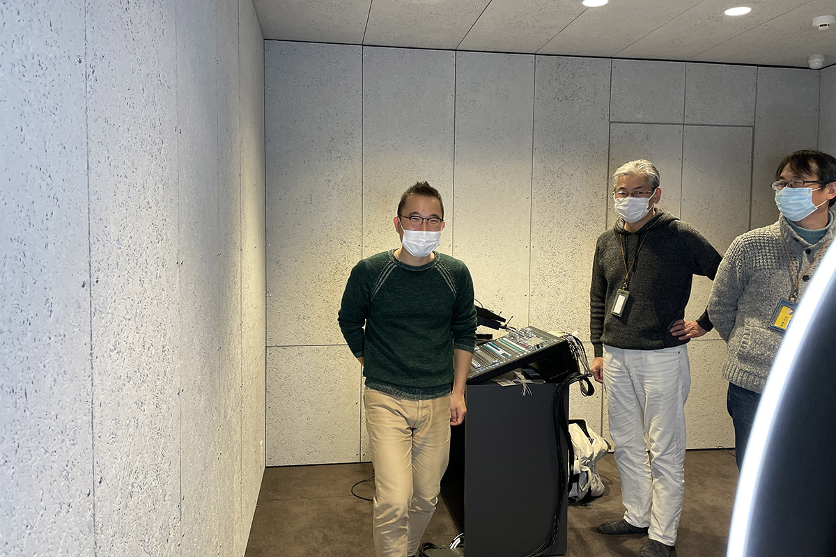 ▲「あー、これね。瞳がキレイに映るやつね」と言いながら近づく、べいさん。