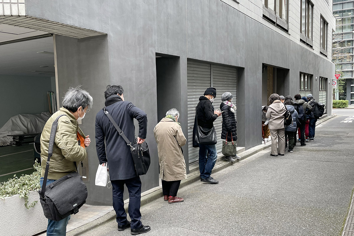 ▲なんと、開店待ちのお客さまの列が！　ありがとうございます！