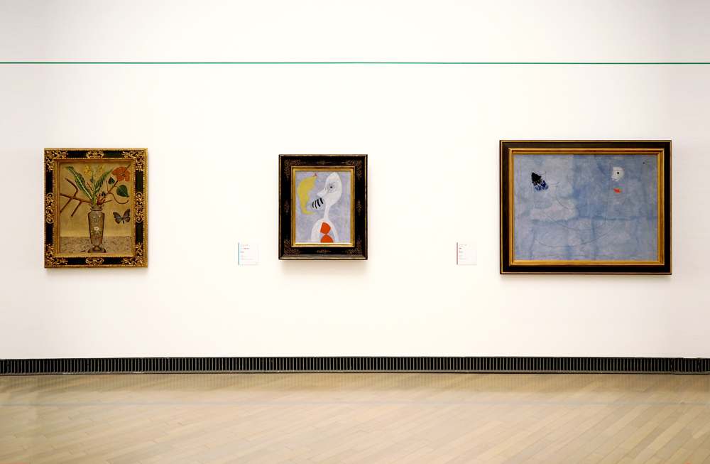 左から：ジュアン・ミロ《花と蝶》1922-23年　横浜美術館蔵、《パイプを吸う男》1925年　富山県美術館蔵、《絵画》1925年　愛知県美術館蔵© Successio Miro / ADAGP, Paris & JASPAR, Tokyo, 2022 G2788