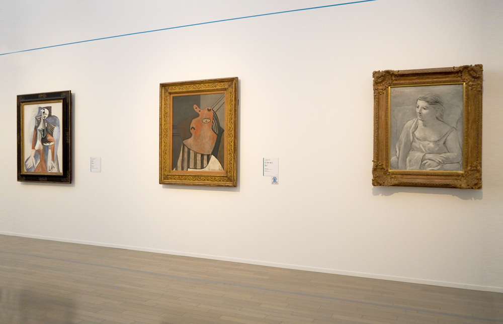 右から：パブロ・ピカソ《肘かけ椅子の女》1923年　富山県美術館蔵、《肘かけ椅子で眠る女》1927年　横浜美術館蔵、《座る女》1960年　富山県美術館蔵