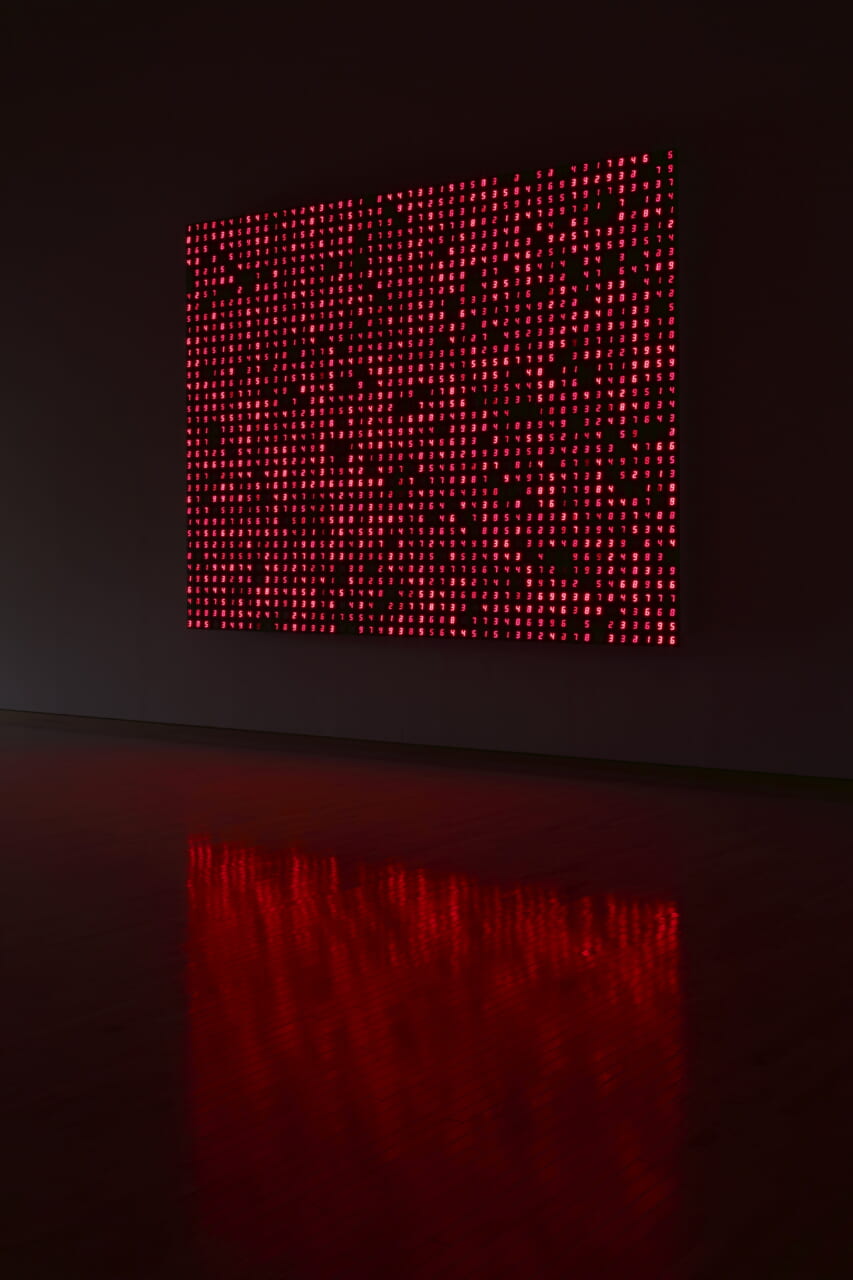 宮島達男《それは変化し続ける　それはあらゆるものと関係を結ぶ　それは永遠に続く》1998　写真：木奥惠三