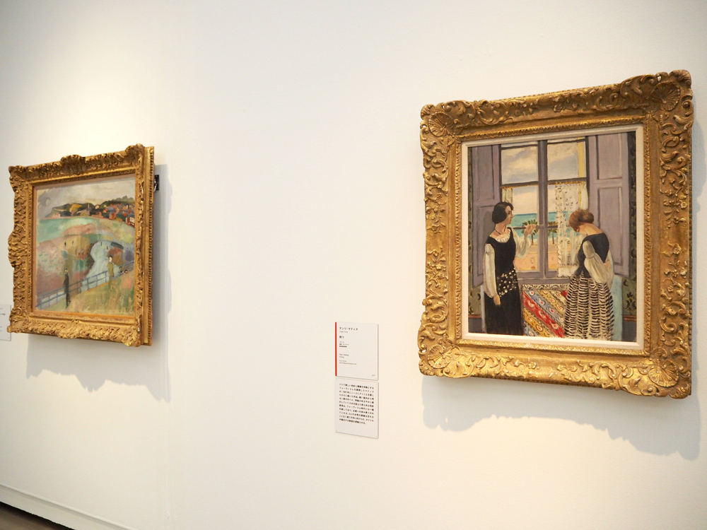 右：アンリ・マティス《待つ》1921-22年　愛知県美術館蔵、左：ラウル・デュフィ《サン＝タドレスの浜辺》1906年　愛知県美術館蔵