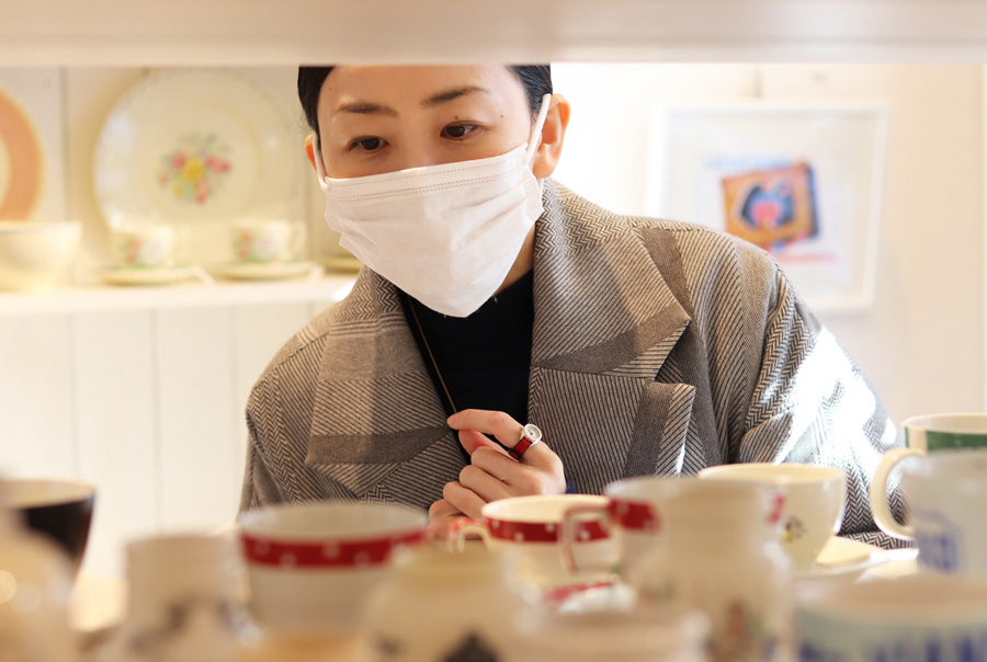 ▲「普段はシンプルな食器を使うことが多いのですが、
こういったアンティークの食器も良いですね」
と中野さん。