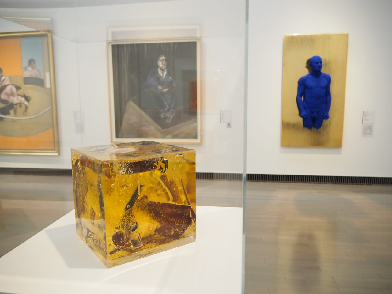 左手前：アルマン《バイオリンの怒り》1971年　	富山県美術館蔵
©   ADAGP, Paris & JASPAR, Tokyo, 2022 G2788