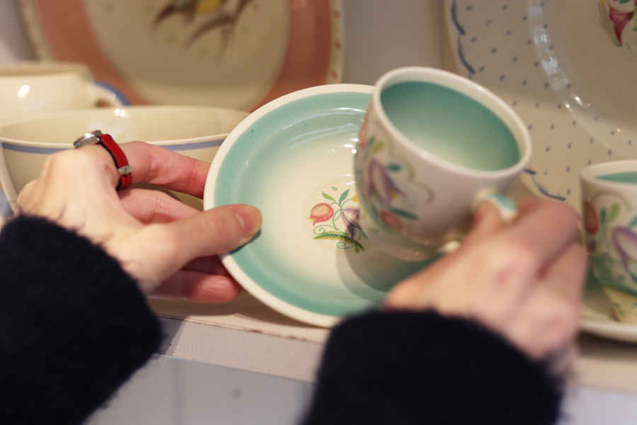 ▲中野さんお気に入りのティーカップ。
カップを持ち上げると、お花の絵が描いてあります。