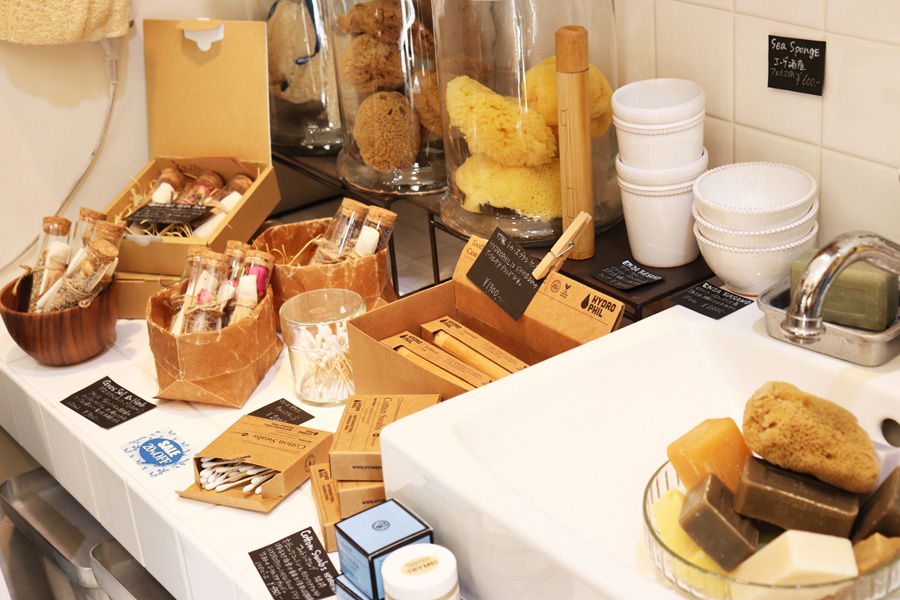 ▲植物から抽出したナイロンで作った歯ブラシもありました。
柄の部分は木製です。