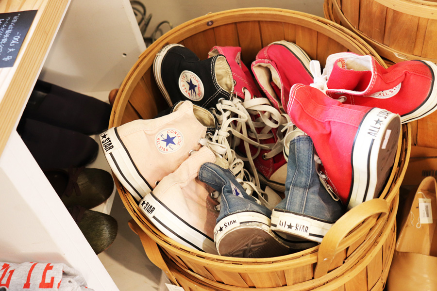 ▲店内にはレディースの古着や靴もあります。