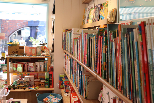▲店内にはカラフルな絵本やおもちゃがたくさん。