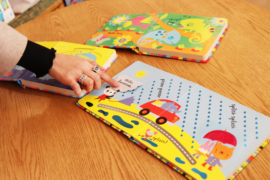 ▲人気の絵本を見せてもらいました。
めくったり、なぞったりできる、
遊べる仕掛け絵本が人気です。