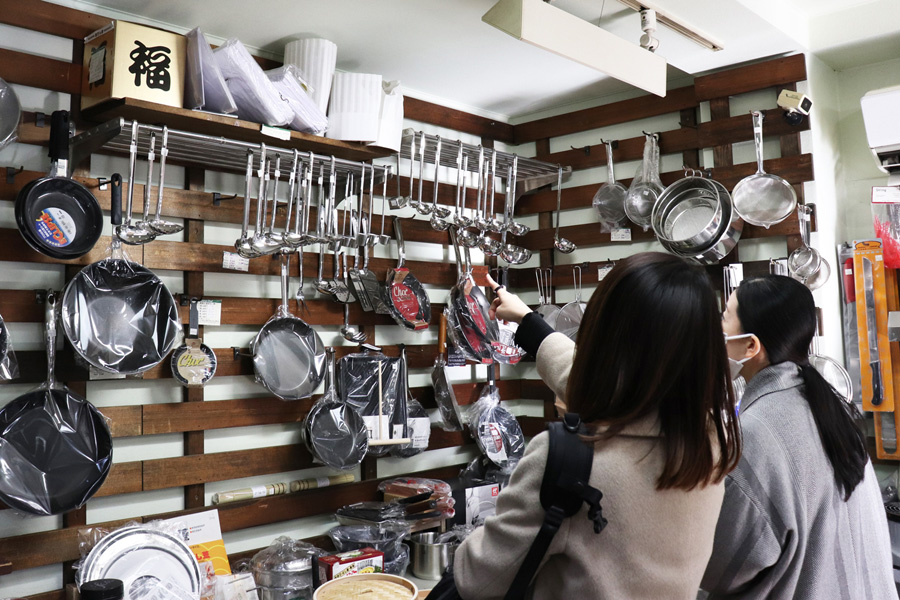 ▲カクテルをつくるレードルや、
カレーなどをすくうときに使う、
片方の先が細くなったお玉を発見。
「レストランで見たことある！」