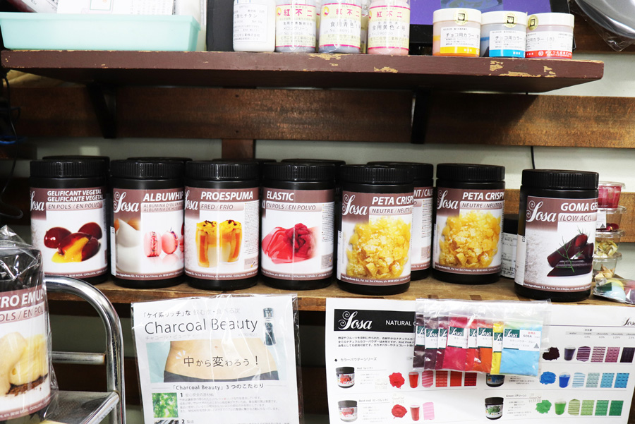 ▲ここにある素材を使えば、
口の中でパチパチはじけるかき氷や、
ゴムのように伸びるゼラチンが作れるそうです。