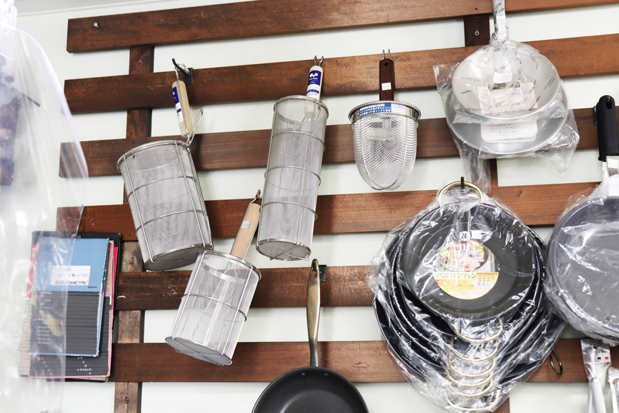 ▲麺を茹で上げるときに使うザルもありました。
パスタやラーメンなど、
麺の種類によって網目の大きさが違うんです。