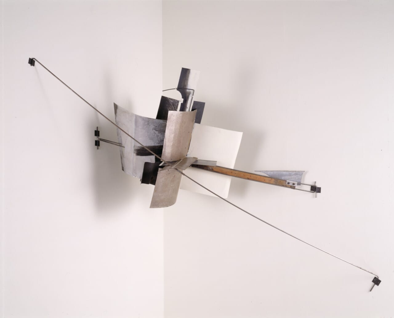 ウラジーミル・タトリン《コーナー・反レリーフ》1915 年(1979再制作）　横浜美術館蔵