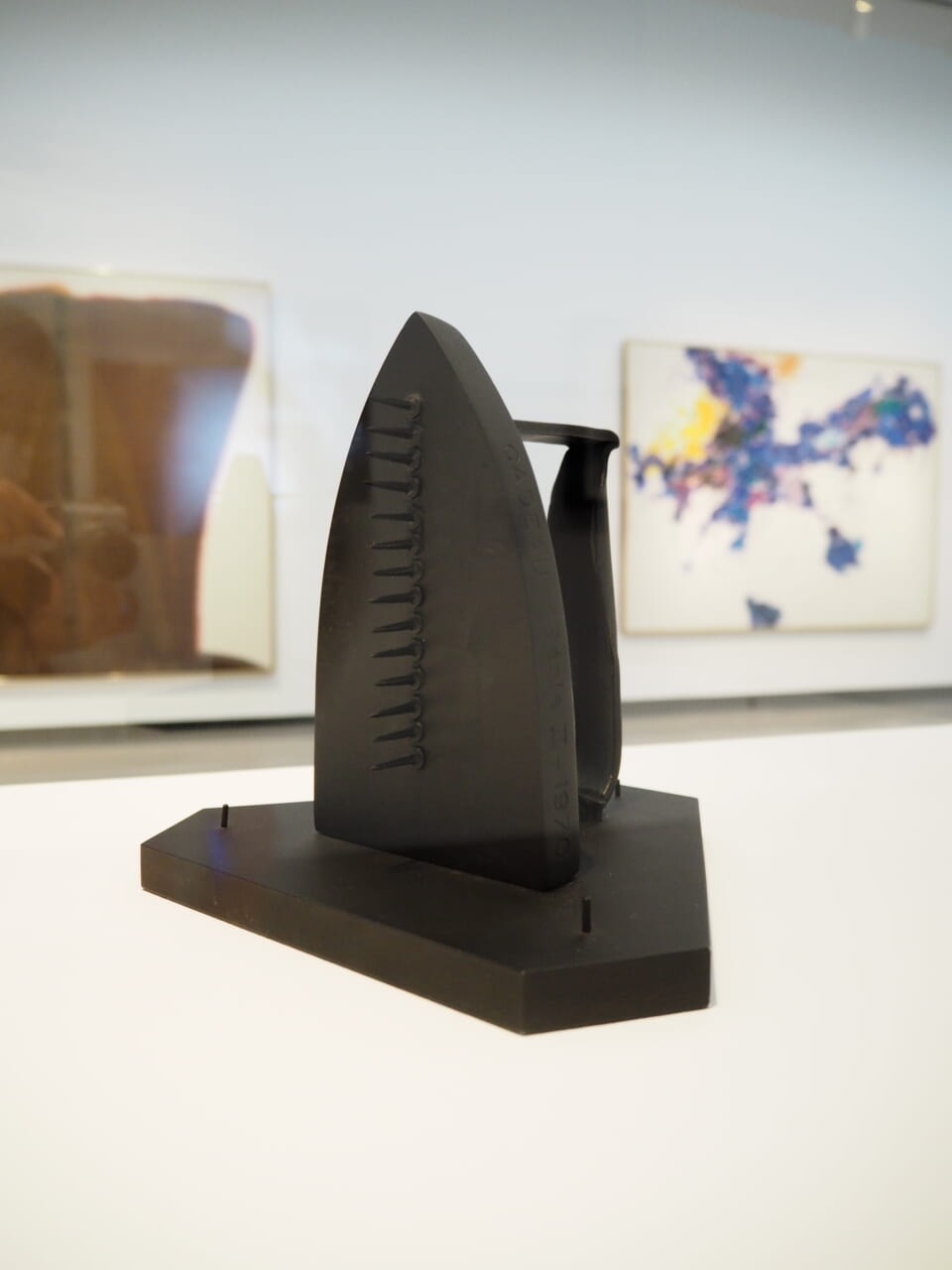 マン・レイ《贈物》1921 年(1970再制作) 　横浜美術館蔵
© MAN RAY 2015 TRUST / ADAGP, Paris & JASPAR, Tokyo, 2022 G2788