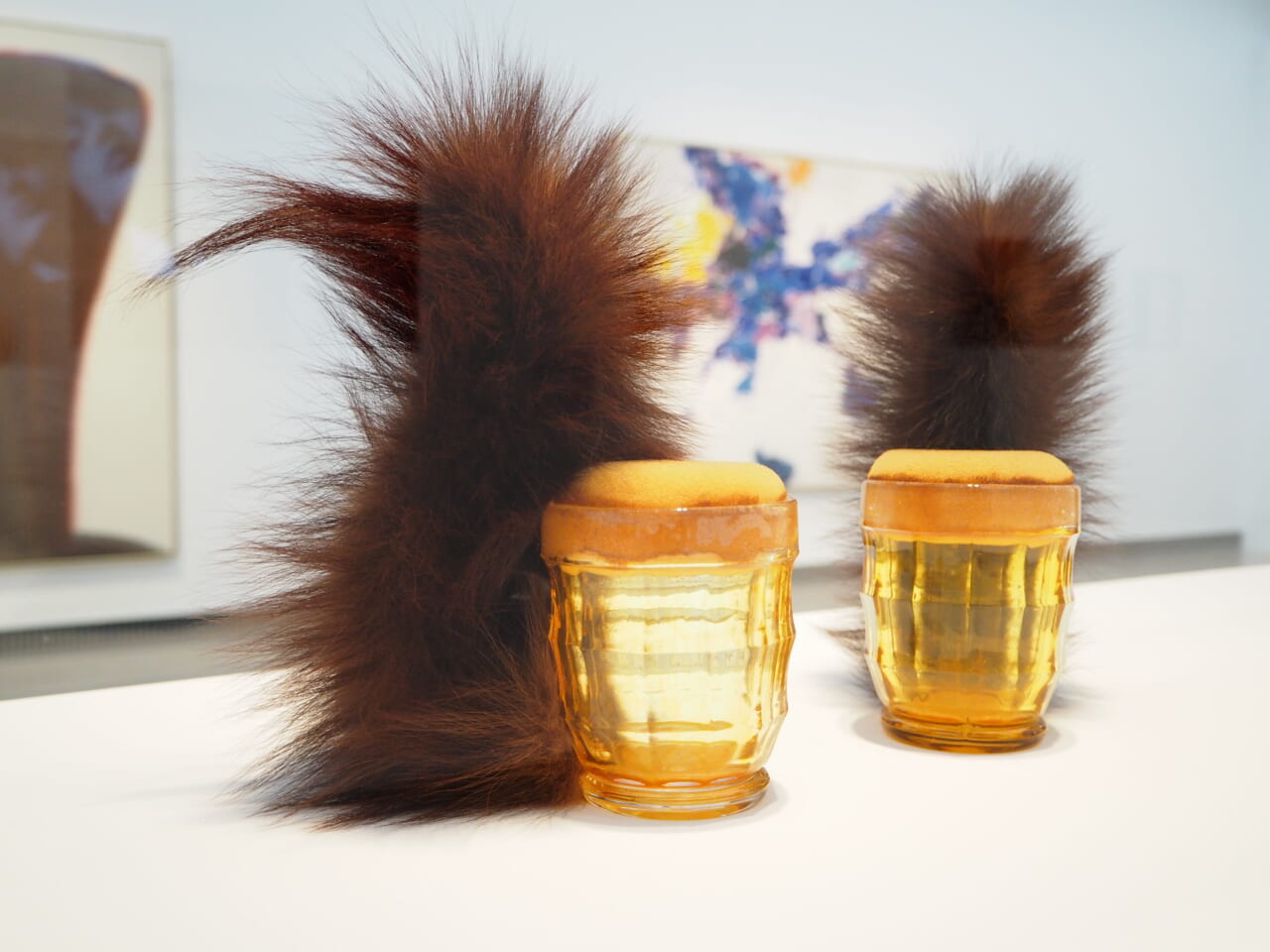 メレット・オッペンハイム《りす》1969年 (1970再制作)　左：富山県美術館蔵、右：横浜美術館蔵
© 2022 by ProLitteris, Zurich & JASPAR, Tokyo G2788