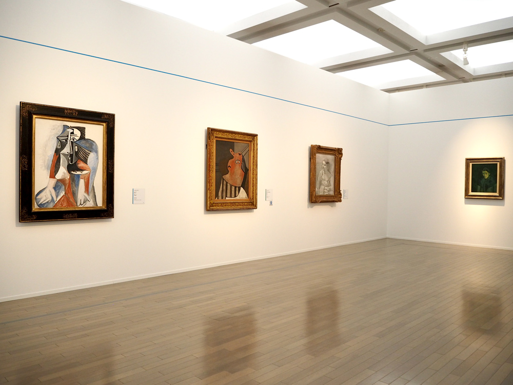 左から：パブロ・ピカソ《座る女》1960年　富山県美術館蔵、《肘かけ椅子で眠る女》1927年　横浜美術館蔵、《肘かけ椅子の女》1923年　富山県美術館蔵、《青い肩かけの女》1902年　愛知県美術館