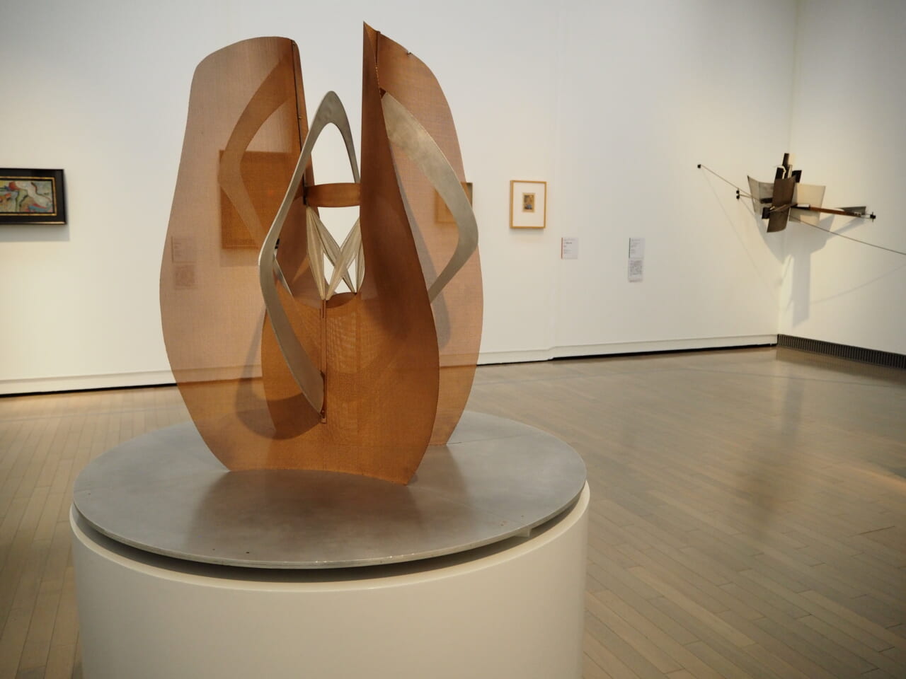 左手前：ナウム・ガボ《空間の構造》1959年　横浜美術館蔵