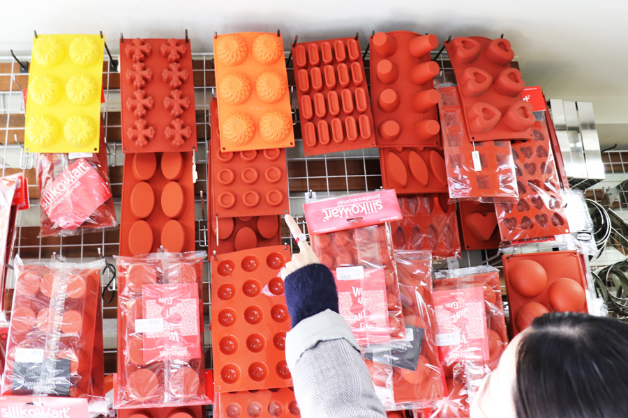 ▲シリコン製の型がたくさんありました。
焼き菓子はもちろんのこと、
金属の型と違って冷凍もできて便利なんです。