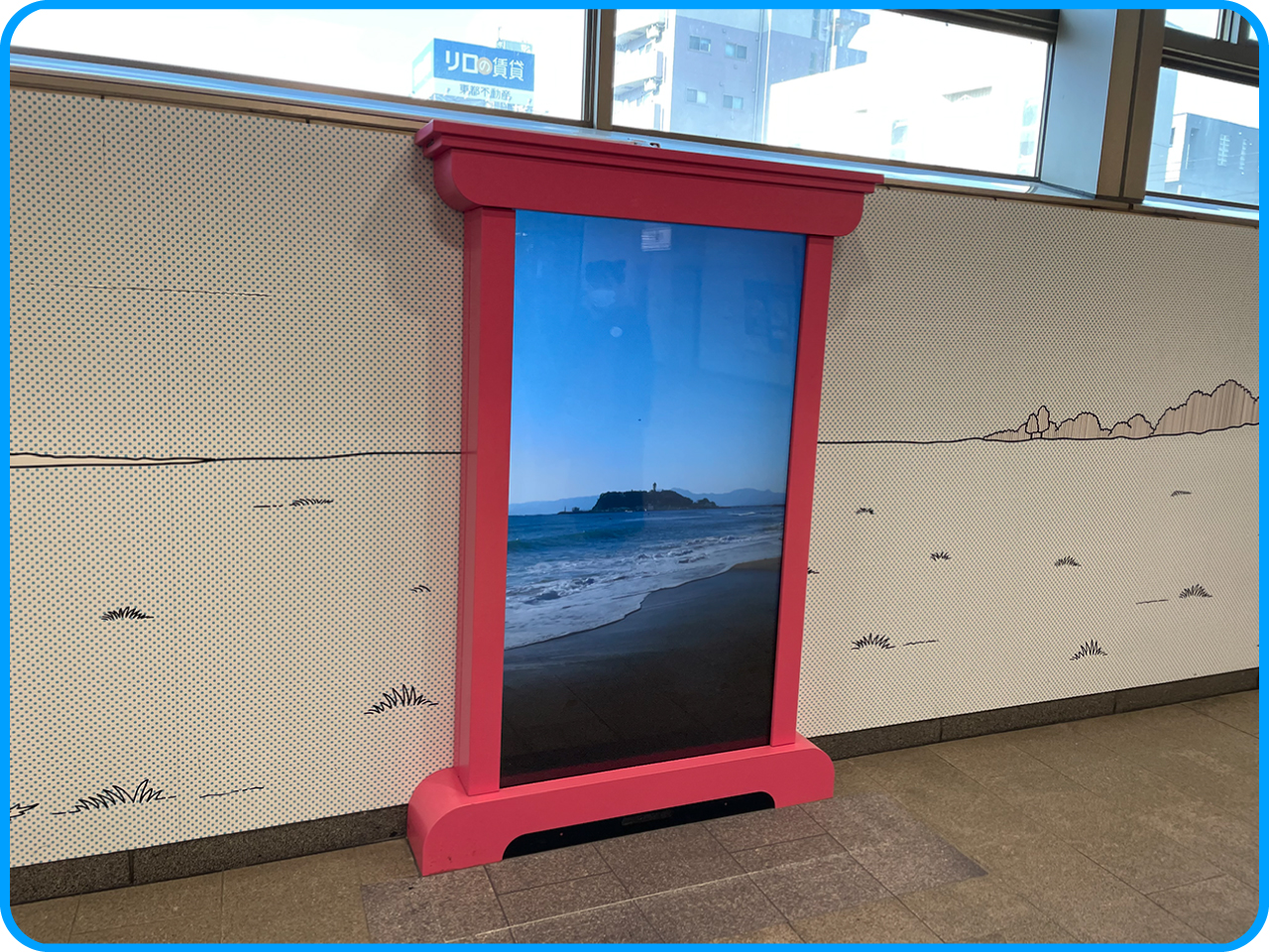 ▲ドアが開くと、さまざまな景色が現れます。 これは江ノ島ですね。