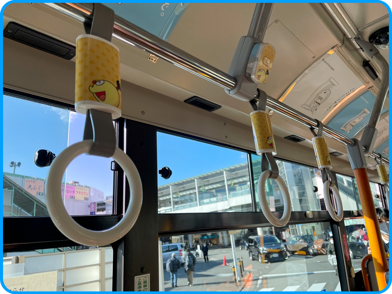 ▲車内もかわいい。コロ助のつり革。