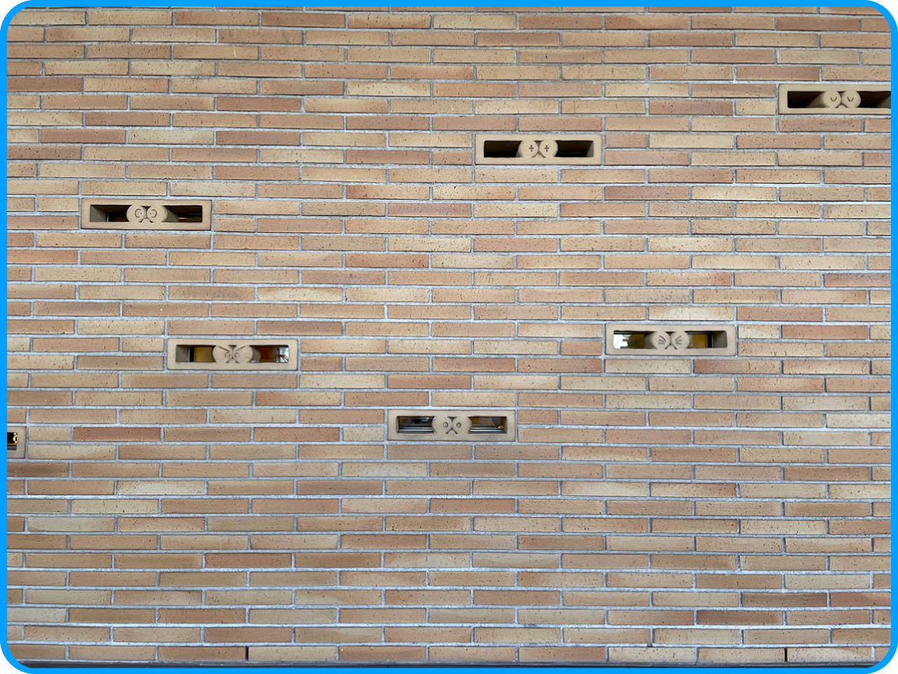 ▲壁からドラちゃんがのぞいてる‥‥！？