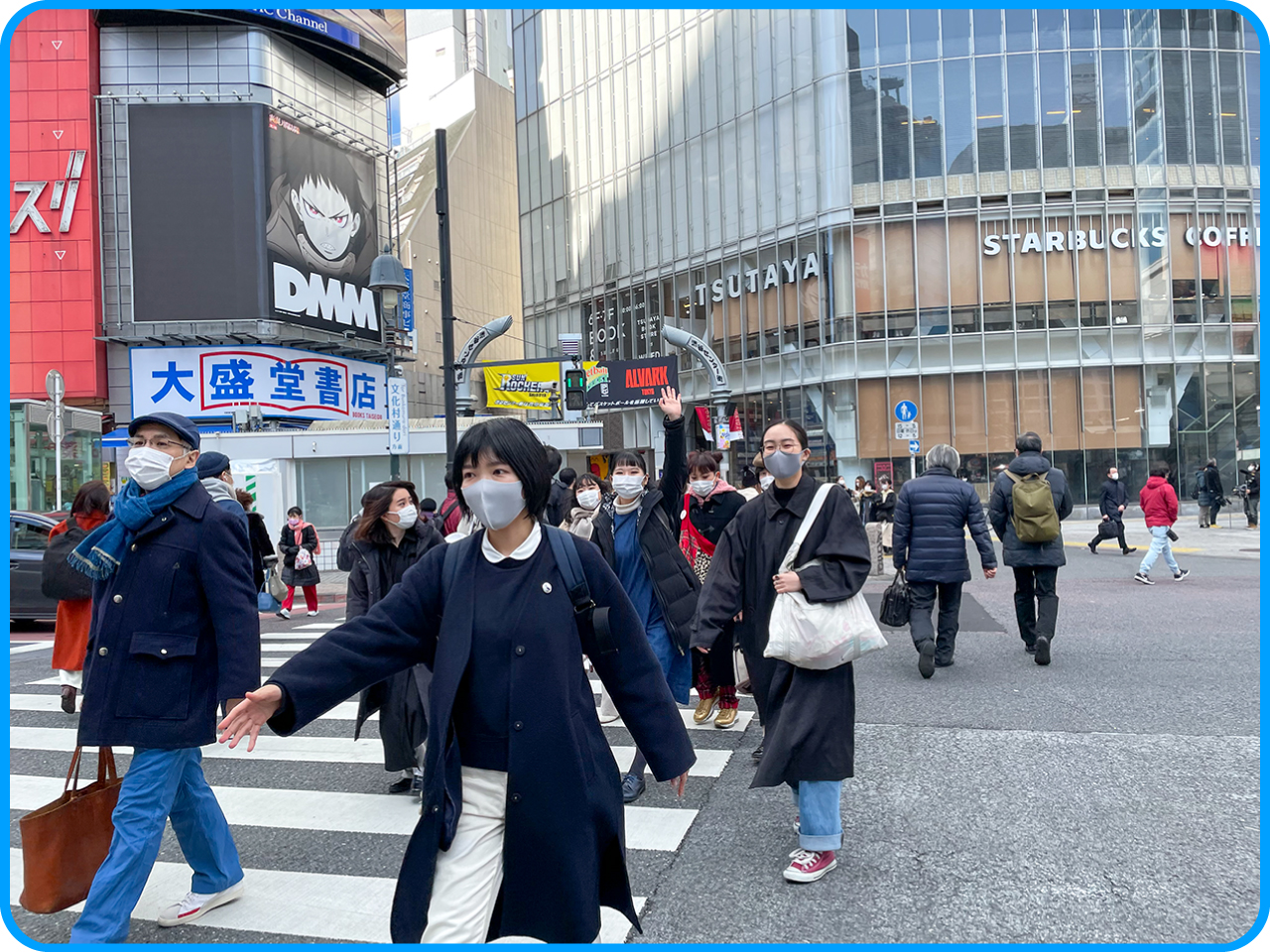 ▲スクランブル交差点、到着。
横断歩道を渡りまーす！