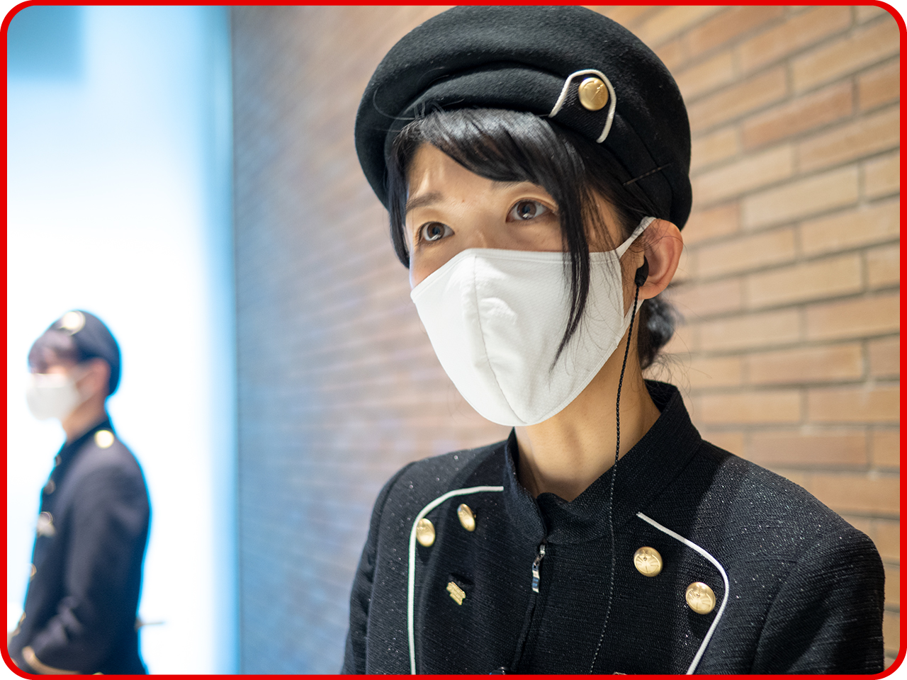 ▲受付の方の制服もかっこいい。
「この制服を着られることが嬉しく、誇らしいです」と
おっしゃっていました。