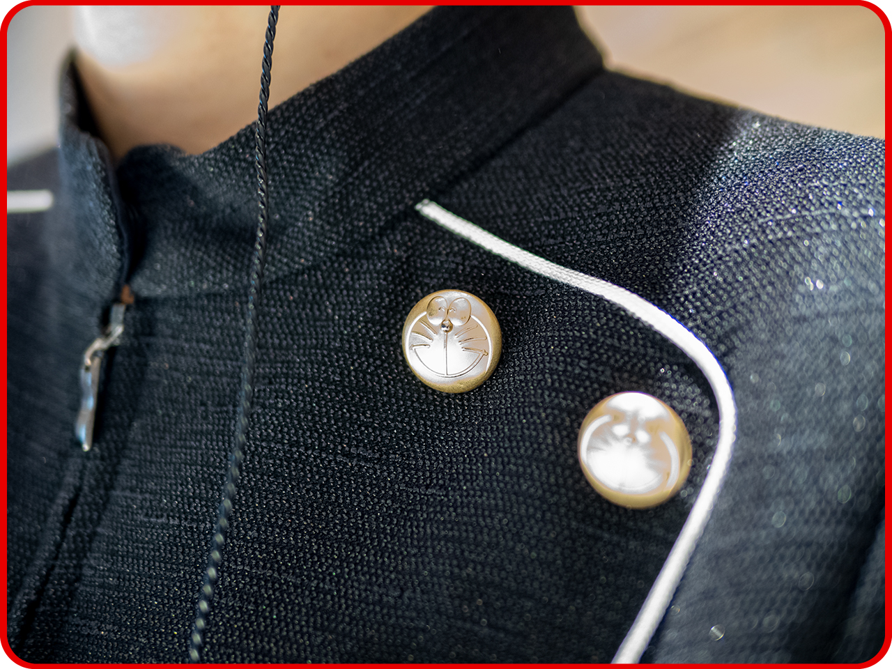 ▲帽子と服についているバッジはすべて、ドラちゃん！