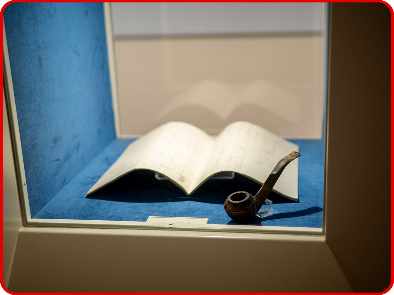 ▲愛用のパイプと、
アイデアのメモが書き込まれたアイデアノート。