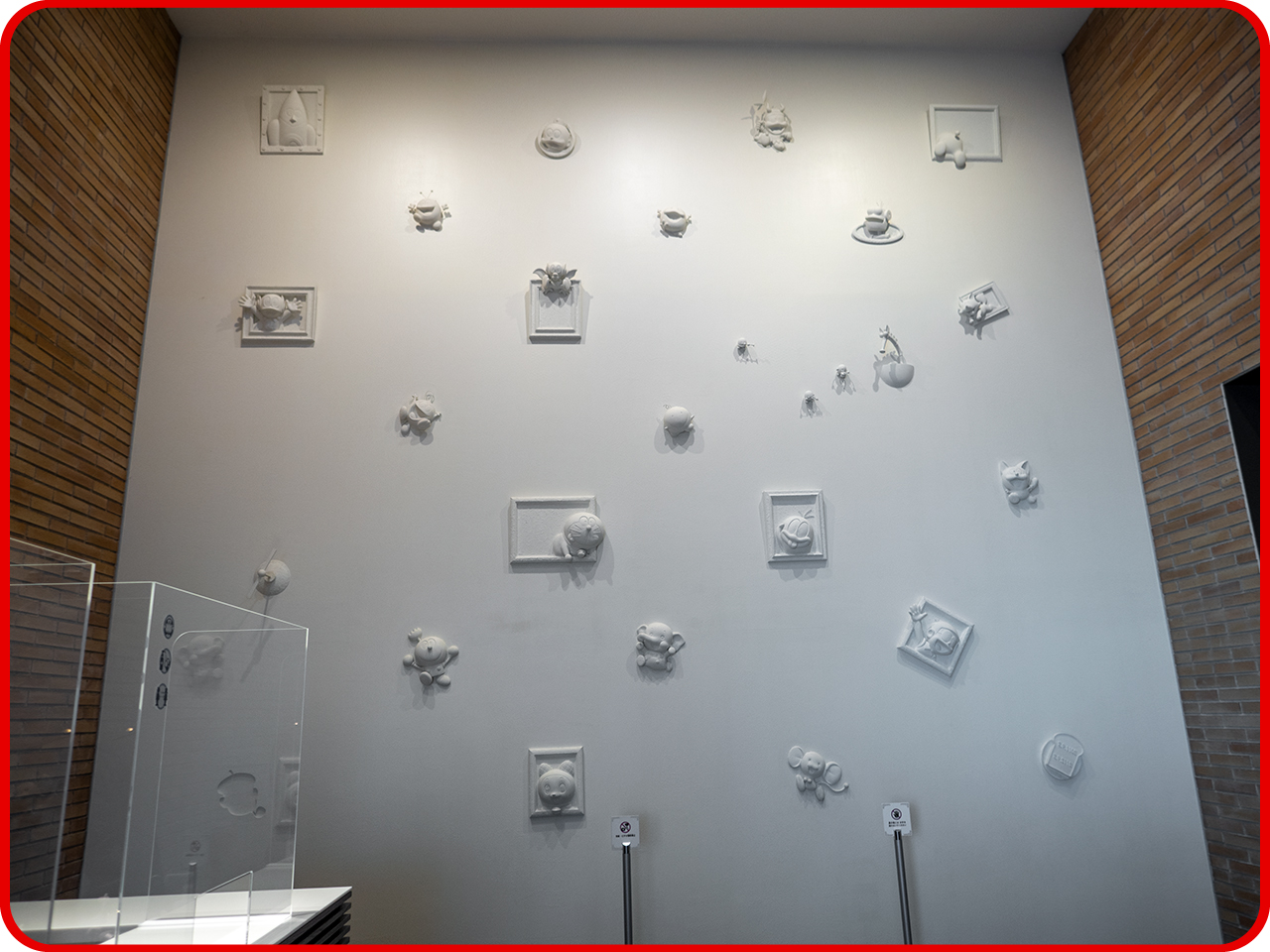 ▲たくさんのキャラクターが笑顔で迎えてくれる「笑いの壁」。