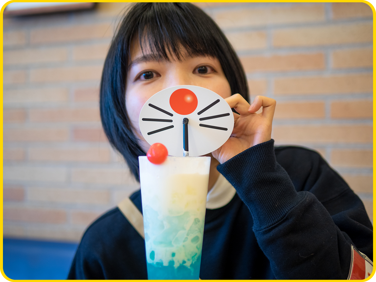 ▲わははは‥‥！　似合ってますね。
これは誰でもドラえもんになれる
特製ストローがついた「ドラえもんブルー」。