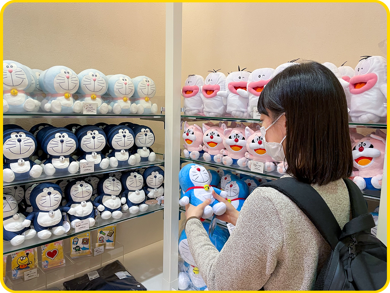 ▲ドラちゃんを連れて帰るか真剣に悩む元嶋。