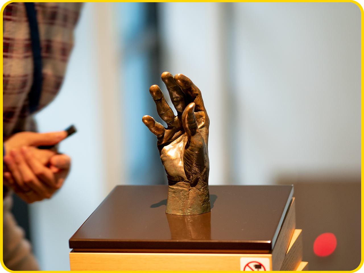 ▲藤子・F・不二雄先生の右手のモニュメント。
この手から全てがはじまったんです。