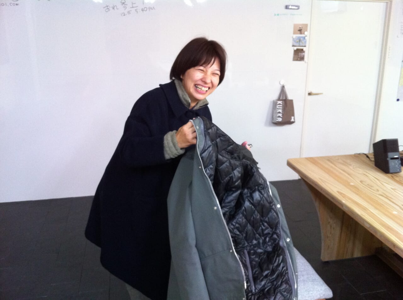 2012年1月17日。第一回さんま寄席の準備中。極寒の日。上着を着ていくのを忘れたまま、一足先に東京に戻ってしまった西田くんに気づいた瞬間の山﨑華恵ちゃん。