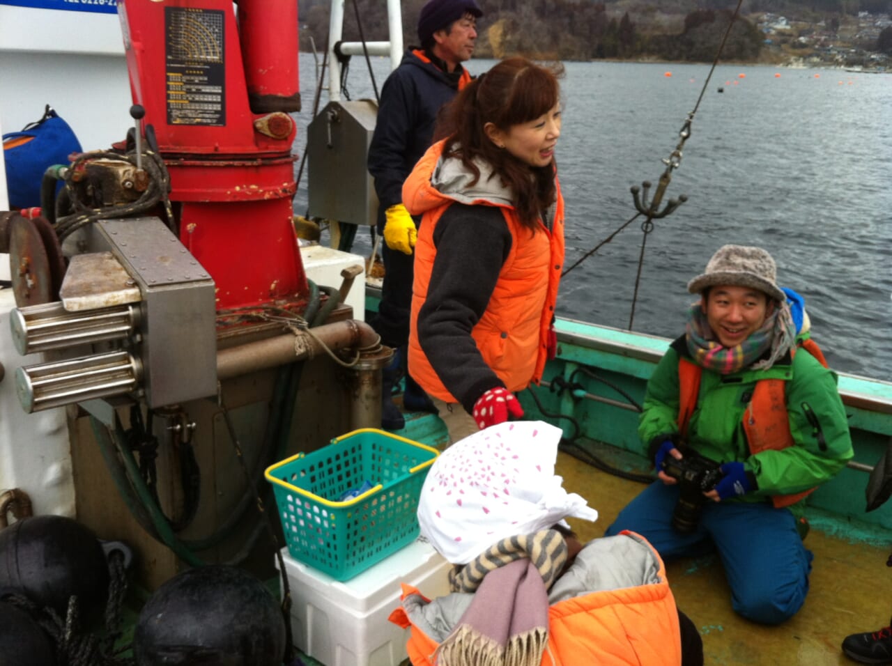 2012年1月21日。唐桑でやっさんと一代さんの牡蠣船に乗せていただきました。後ろ姿は和枝さん。カメラマンの池ちゃんと。